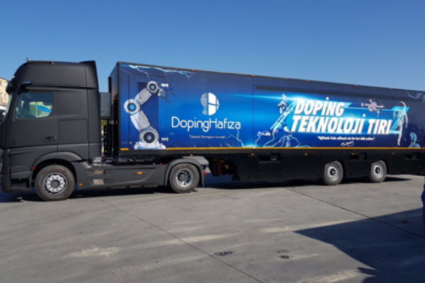 DopingHafıza-Tır Giydirme doping hafıza için yapılan tır reklam giydirme ve tır kaplama uygulaması