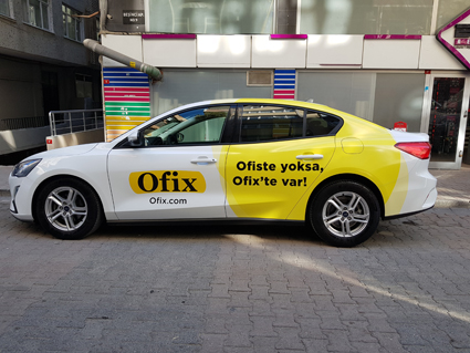 Ofix.com kurumsal sarı ve beyaz renkli binek araç yarı giydirme reklam uygulaması, kapı ve arka panel cast folyo kaplama.