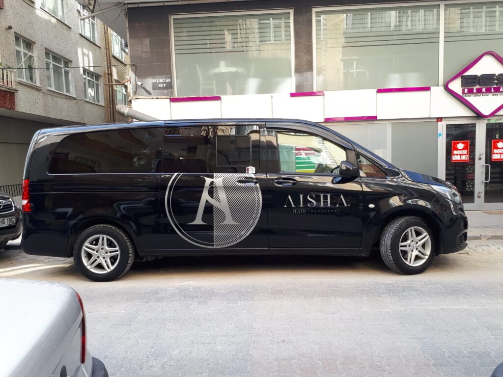 Siyah Mercedes-Benz Vito VIP araç üzerine gümüş gri cast folyo kesim logo ve Aisha kurumsal kapı reklamı uygulaması.