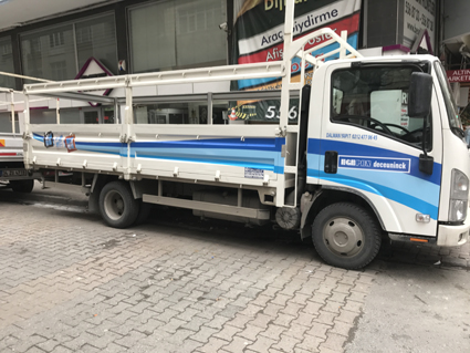 Açık kasa kamyonet kuşak reklam uygulaması ve kurumsal araç giydirme.