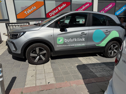 Opel SUV araç üzerine Bulut Klinik logo ve kurumsal slogan uygulaması, kaliteli cast folyo kesim araç kapı reklam yazıları.