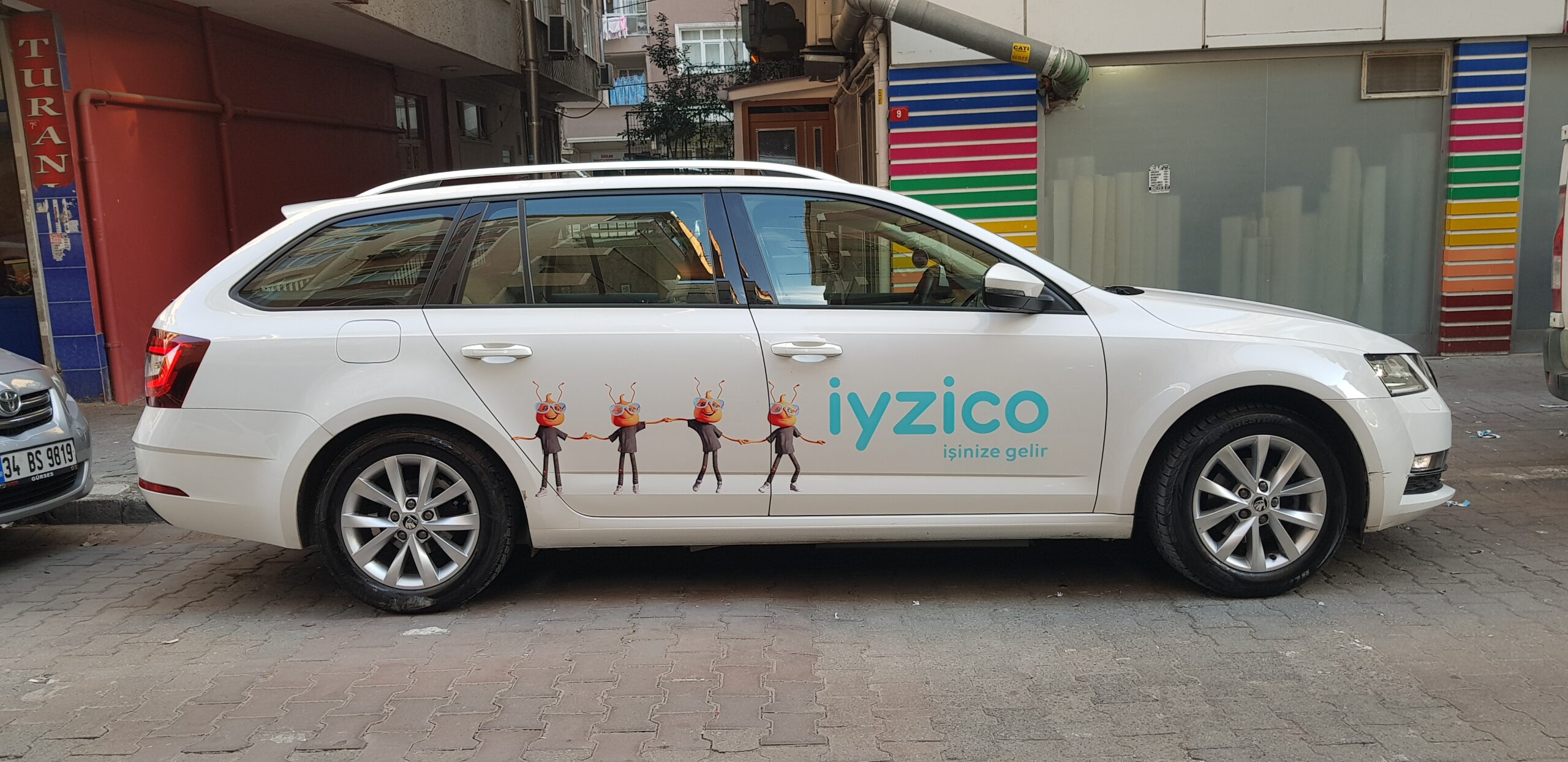 Araç kapı logosu uygulama ve kurumsal firma logo kaplama örneği İstanbul