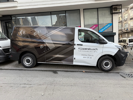 Ford Custom panelvan araç kaplama ve ticari reklam giydirme örneği.
