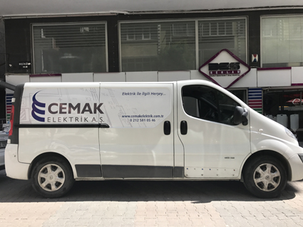 Renault Trafic panelvan üzerine Cemak Elektrik A.Ş. logo baskı, web sitesi ve iletişim bilgileri içeren profesyonel cast folyo araç reklam giydirme.