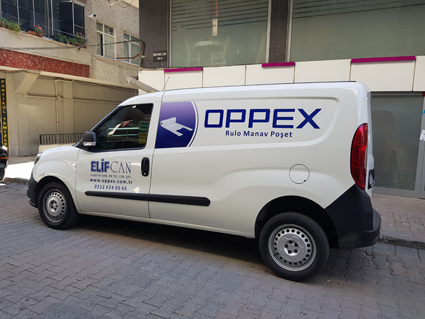 Oppex Rulo Manav Poşet reklamlı Fiat Doblo kapı logosu ve firma iletişim bilgileri içeren cast folyo araç yazısı.