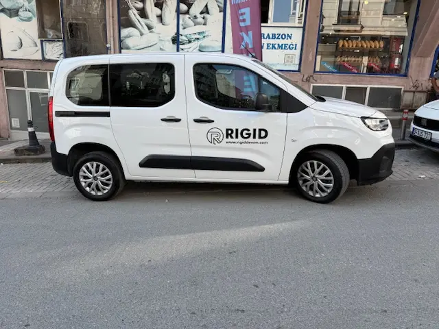 Fiat Doblo ticari araç kapı logosu folyo kesim ve reklam yapıştırma uygulaması