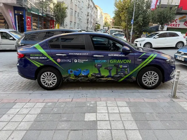 Fiat Egea kurumsal logo giydirme ve araç reklam kaplama uygulaması - Araç Giydirme Merkezi