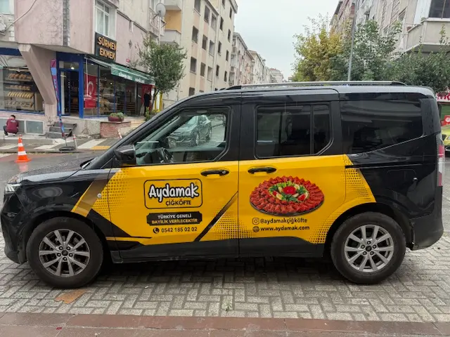 Ford Tourneo Courier ticari araç reklam kaplama ve sarı folyo giydirme uygulaması