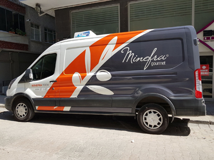 İstanbul araç giydirme hizmeti Ford Transit araç reklam kaplama uygulaması