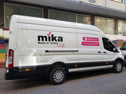 Ford Transit panelvan üzerine Mika Life ayakkabı reklamı, geniş yan panel Cast Folyo dijital baskı ve logo giydirme çalışması.