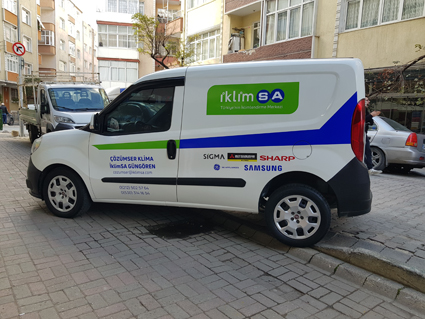 Fiat Doblo üzerine İklimsa servis logosu, dijital baskı kuşak ve yan panel reklam giydirme uygulaması.