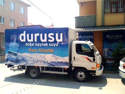 Kamyonet kasa üzeri komple araç giydirme ve marka reklam çalışması.