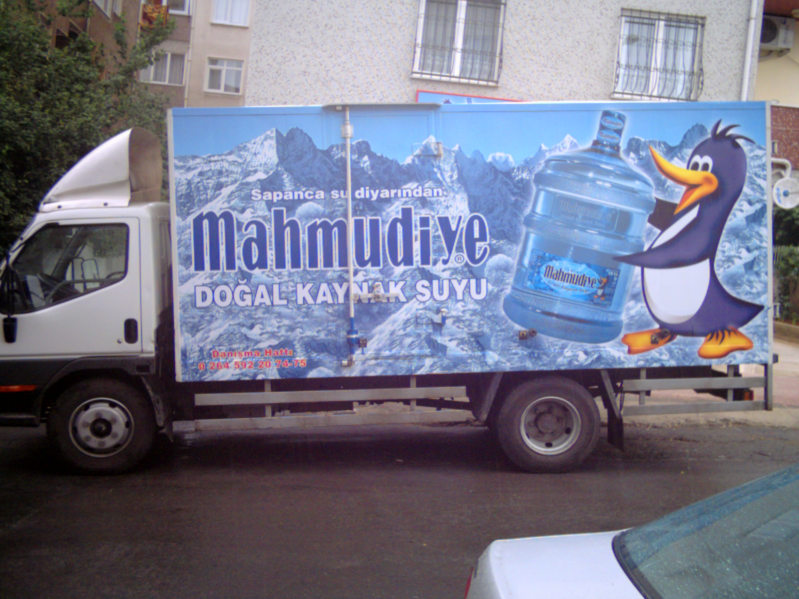 kamyoneti araç reklam giydirme ve logo kaplama çalışması