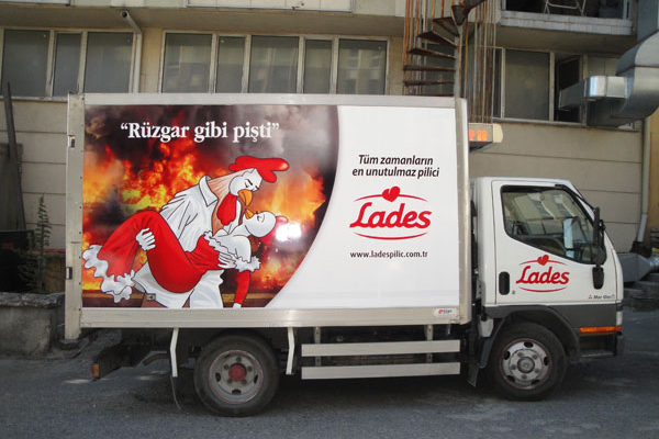 lades kamyonet kısmi reklam giydirme