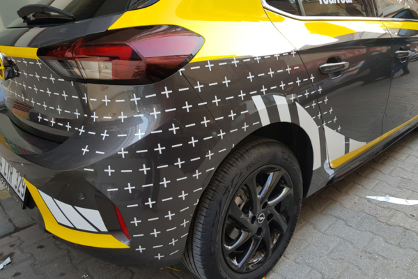 opel corsa özel tasarım araç şerit giydirme