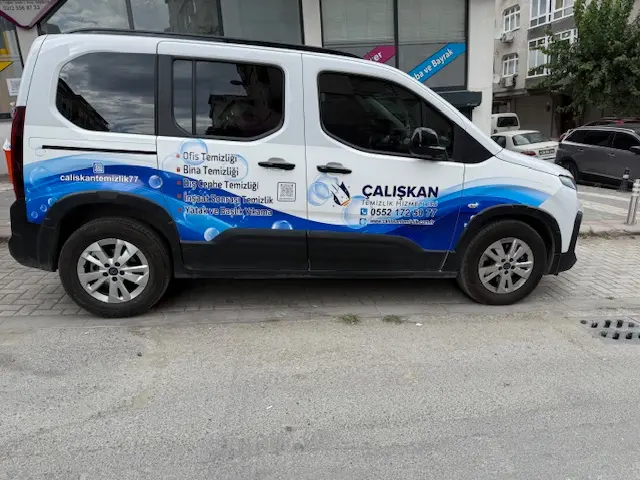 Peugeot Rifter ticari araç kurumsal logo giydirme ve reklam kaplama uygulaması