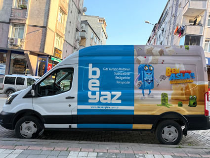 Ford Transit ticari araç giydirme ve komple folyo reklam uygulaması.