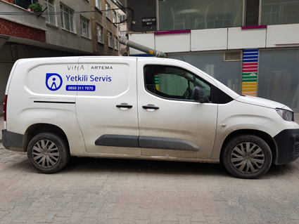 Vitra Artema yetkili servis aracı kapı logosu ve folyo kesim kurumsal yazı uygulaması, beyaz hafif ticari araç kaplama.